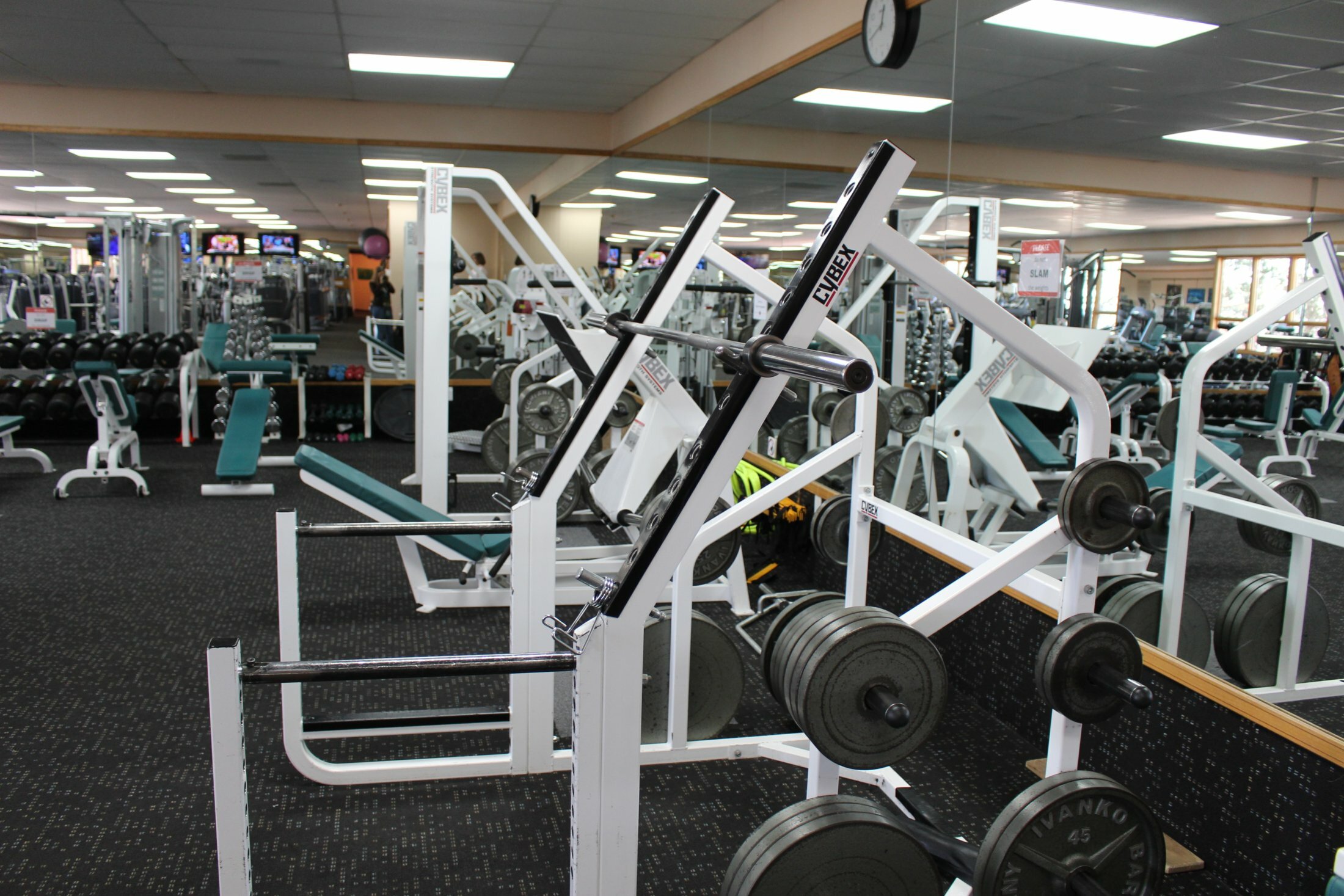 Weight machines in El Gancho Gym Facilities